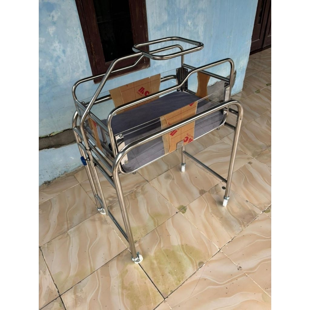 tempat tidur bayi bok bayi bidak kelinik rumah sakit