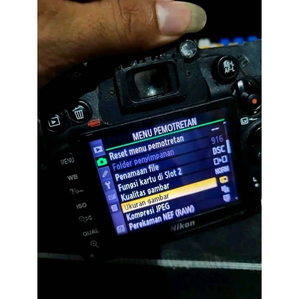 NIKON D7000 + LENSA KIT DX VR GEN II