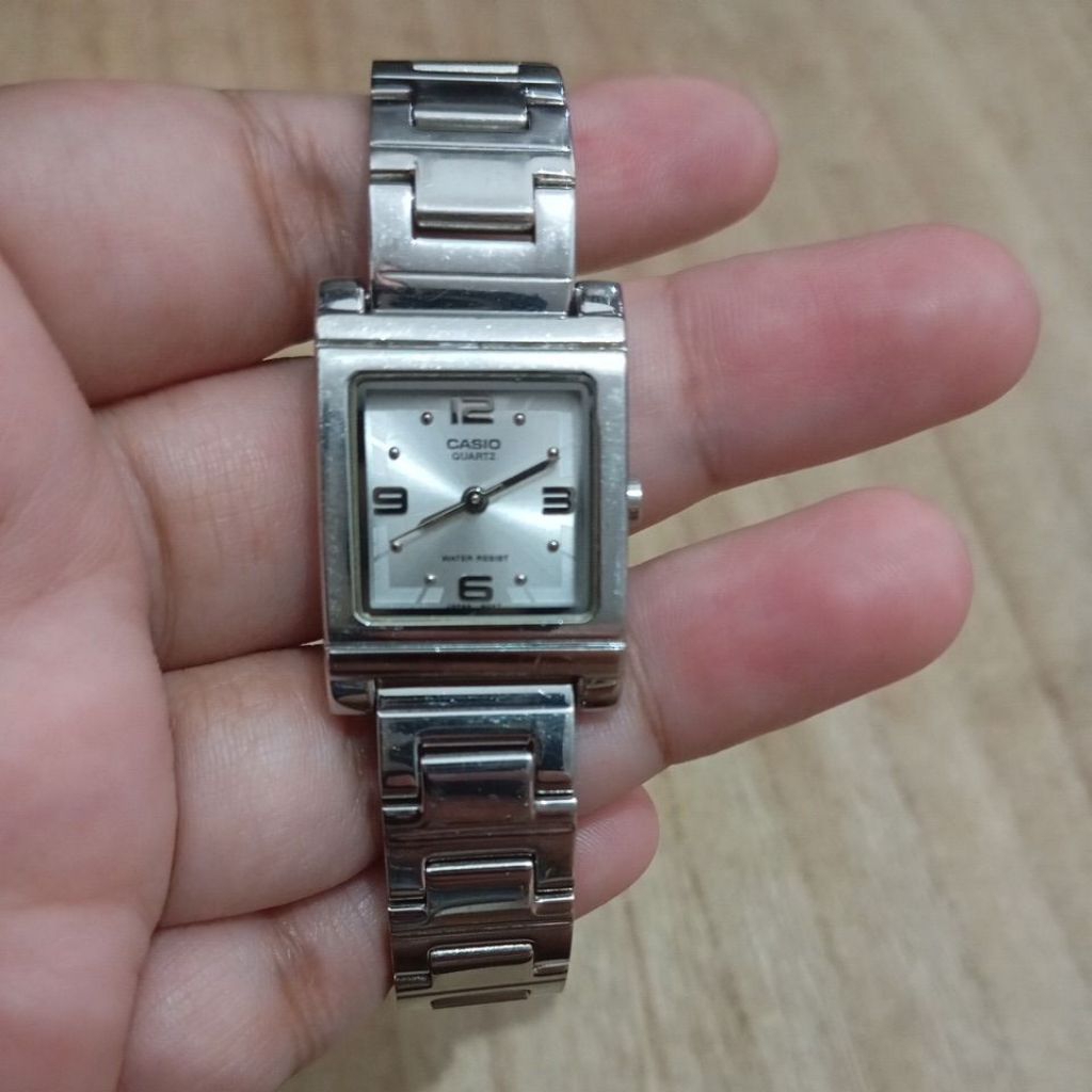 Bx1 J052- Jam tangan Wanita Caseo Silver Kotak Preloved