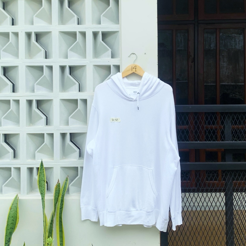 Hodie Uniqlo Putih sz 3XL (minus noda butuh mandi)