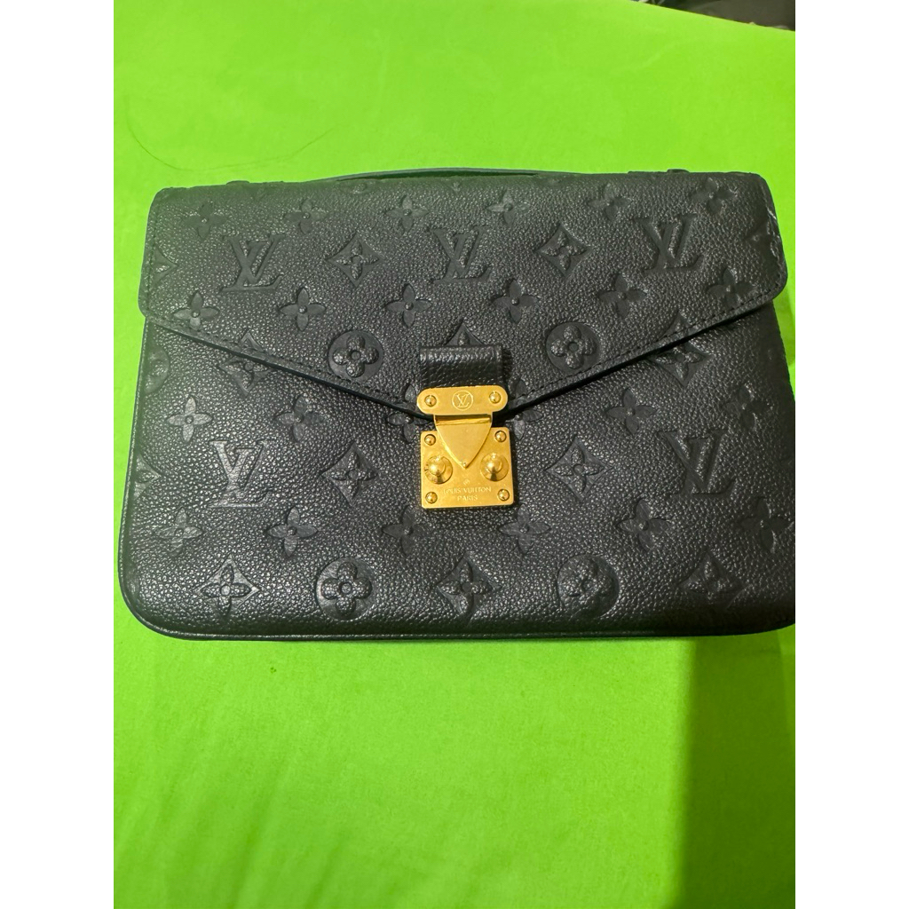 LV metis black emboosed