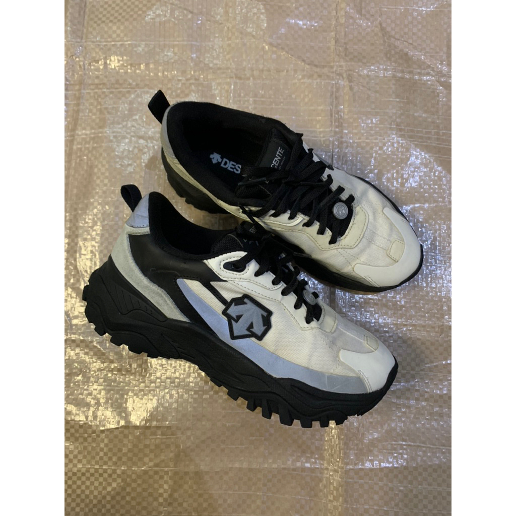 SEPATU DESCENTE SIZE 37