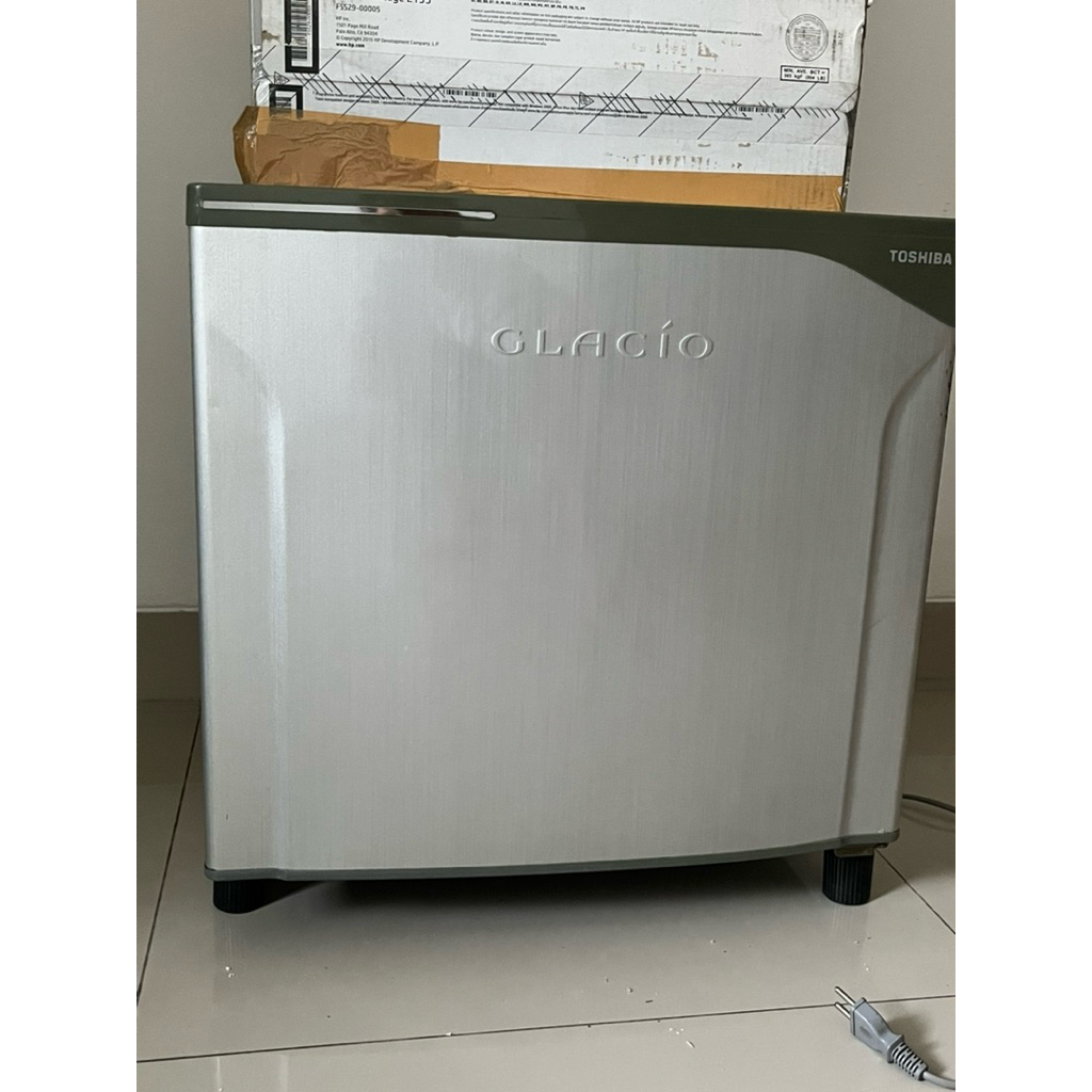 Preloved Kulkas Minibar Toshiba Glacio XD7