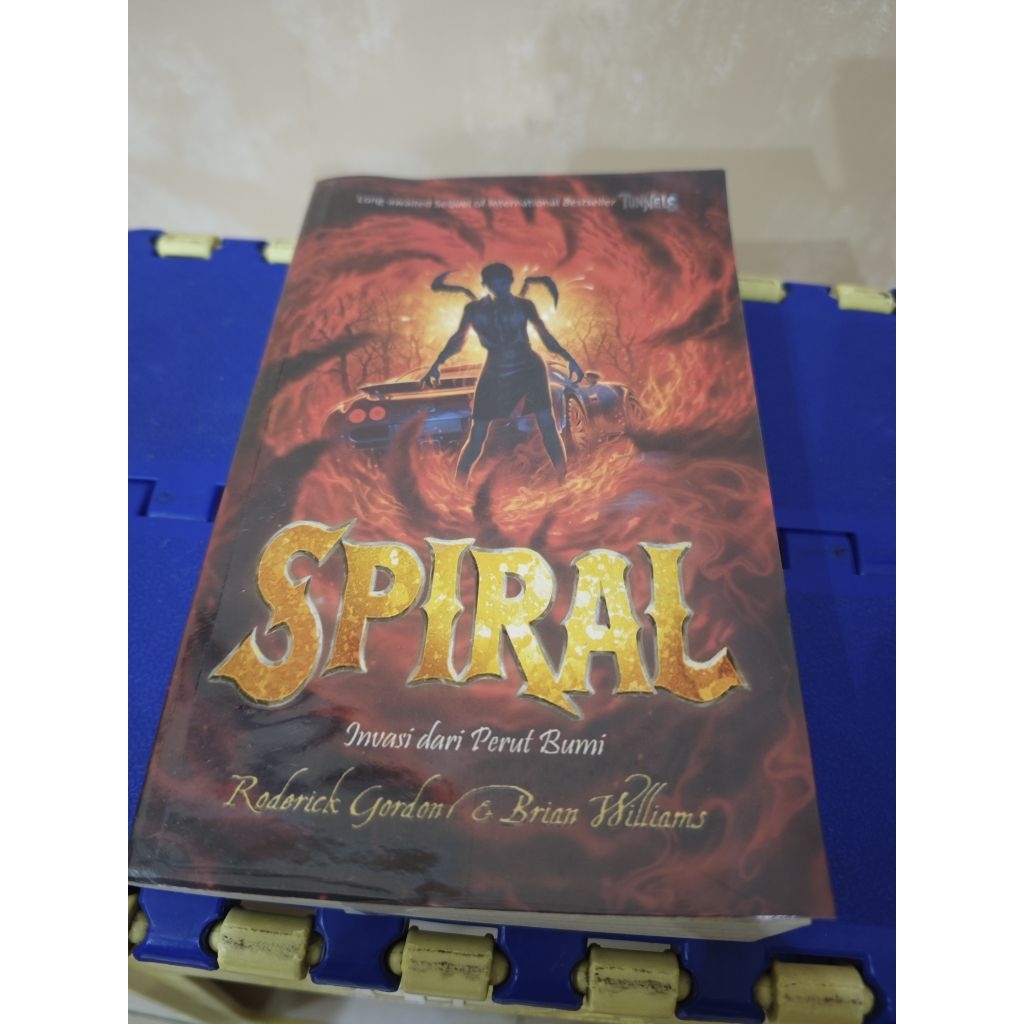 novel spiral Tunnels Roderick Gordon Brian Williams invasi dari perut Bumi mizan terjemahan fantasi