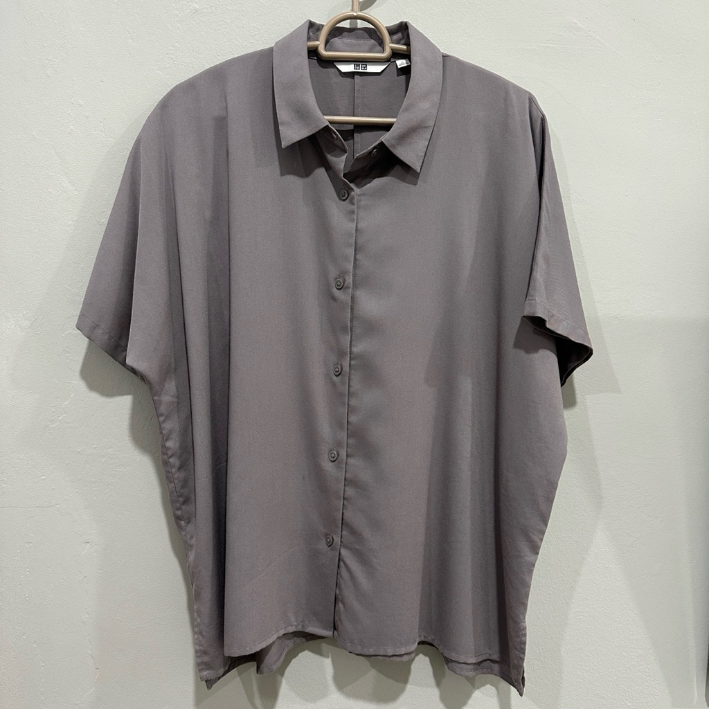 (22) Atasan Kemeja UNIQLO Wanita
