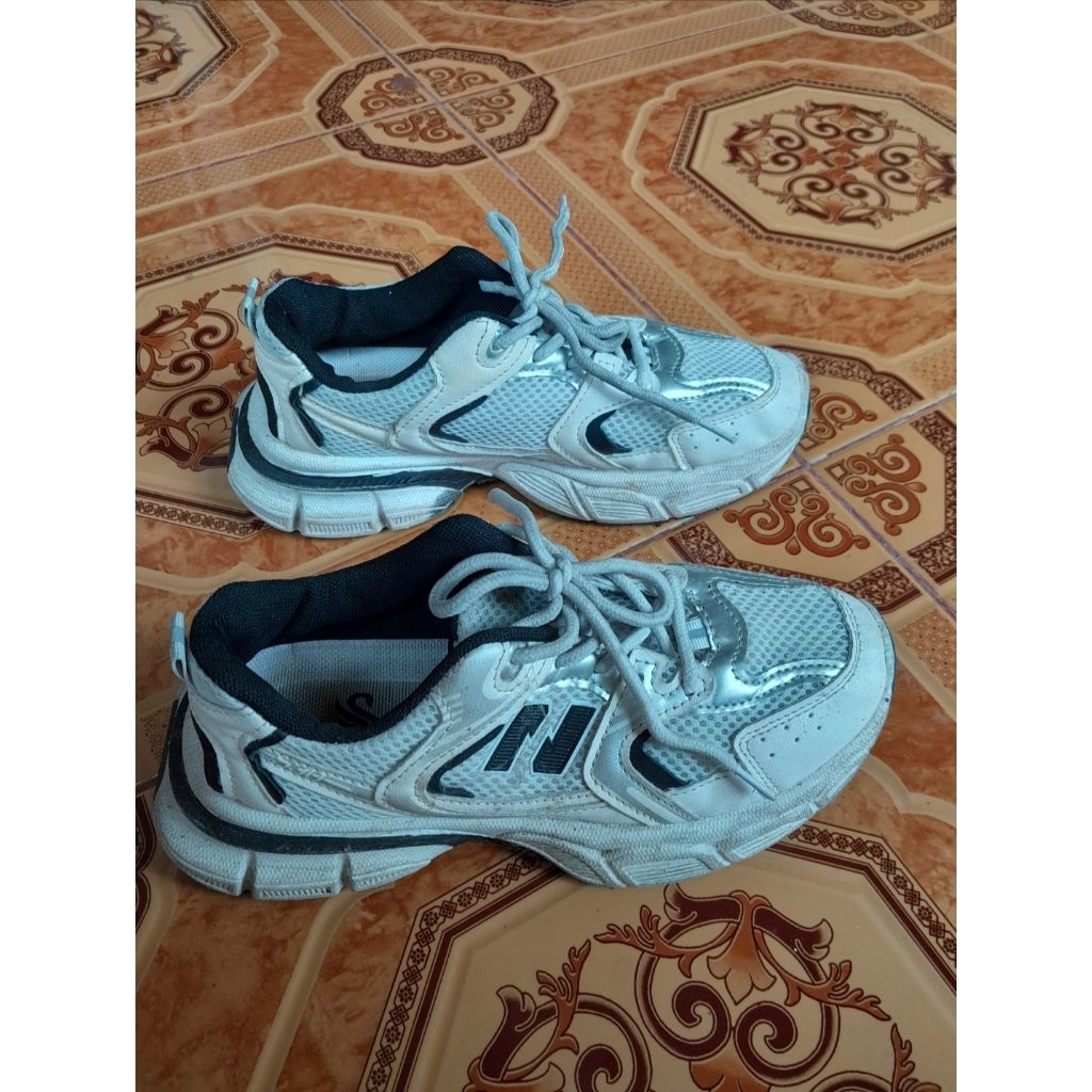 Preloved sepatu sneaker