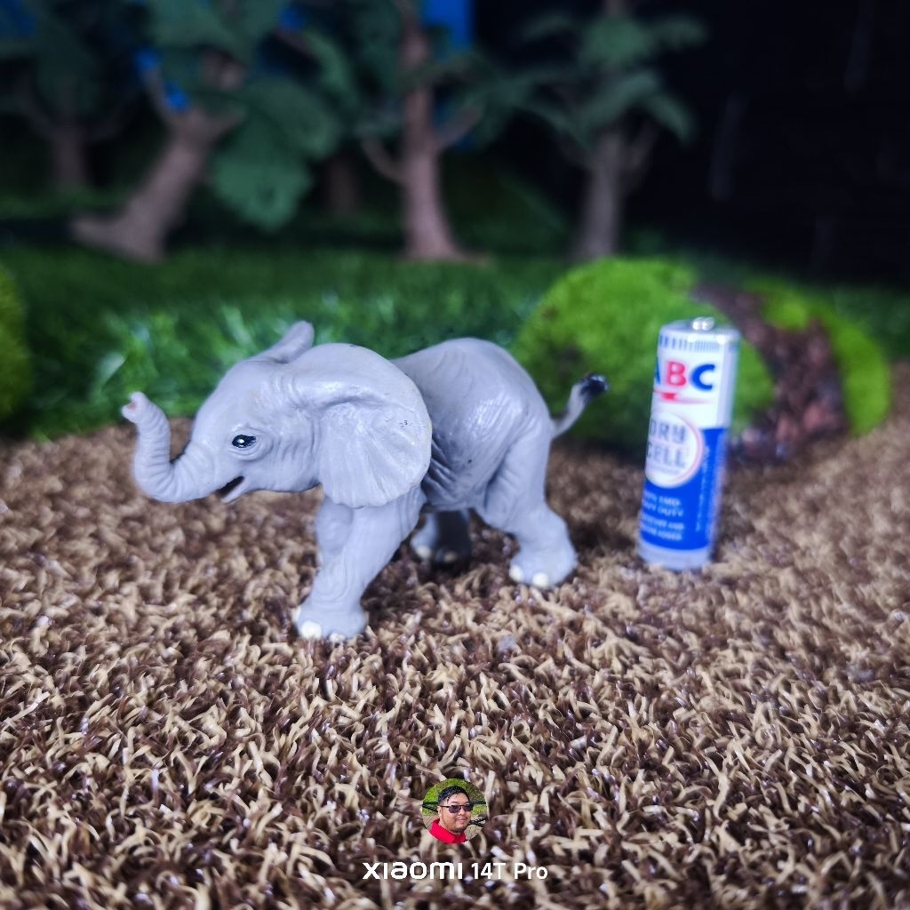 Safari Ltd 1996 baby elephant figure