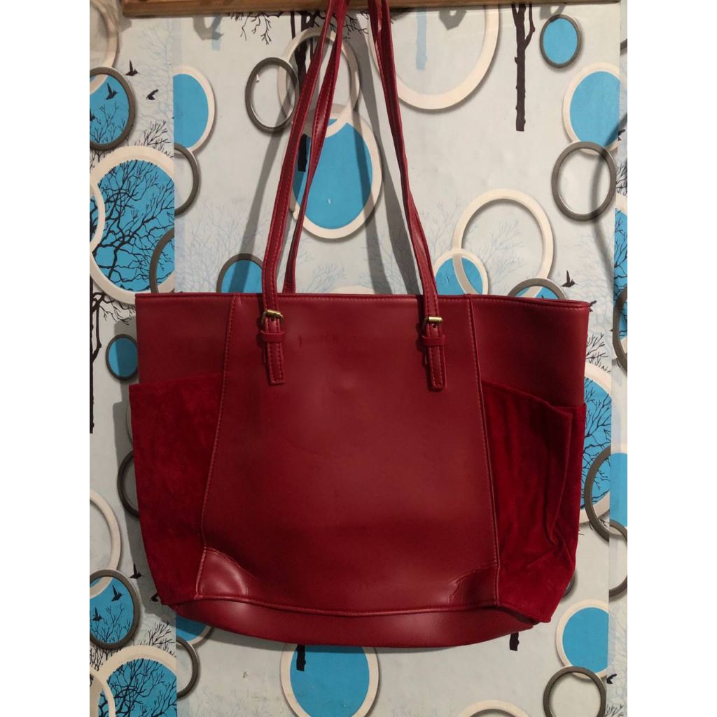 "Velvet Luxury Bag: Besar, Lembut, Mewah." VelvetBag #TasBeludru #TasBesar #ToteBagVelvet #OOTDIndon