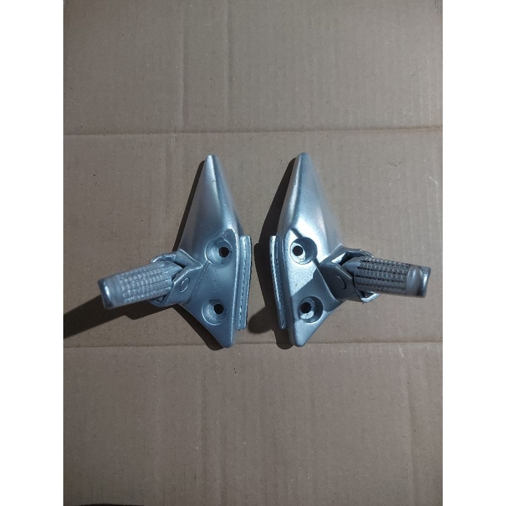 Step pijakan kaki belakang Suzuki Spin 125 sepasang ori copotan