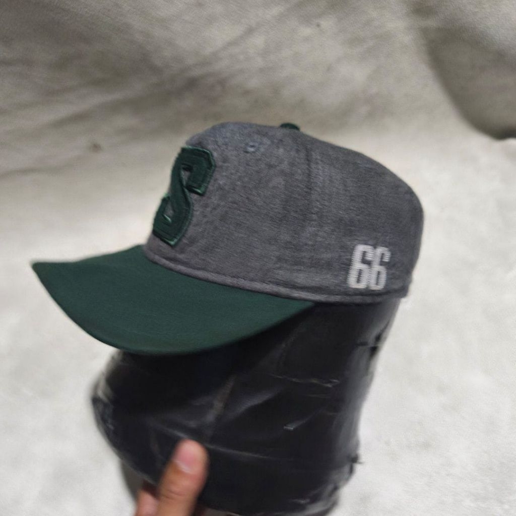 Topi snapback pria k Swiss logo s besar abu hijau