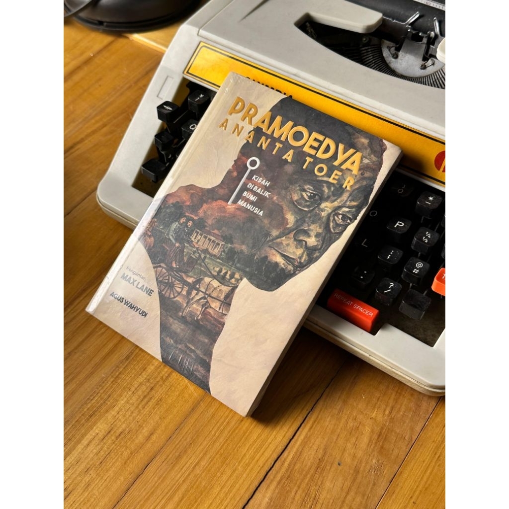 Buku Kisah Dibalik Bumi Manusia - Max Lane