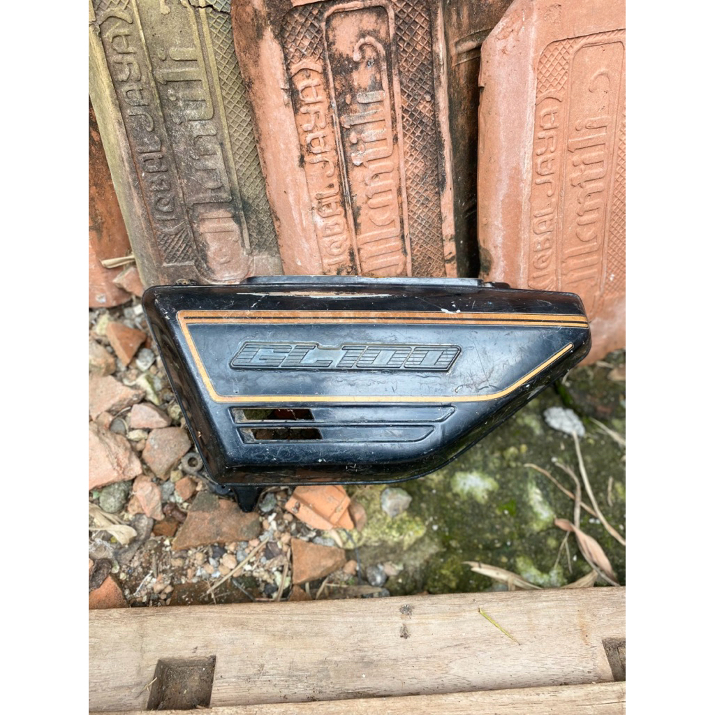 Tempong/ kepol honda gl100/125 original paint free emblem kiri saja