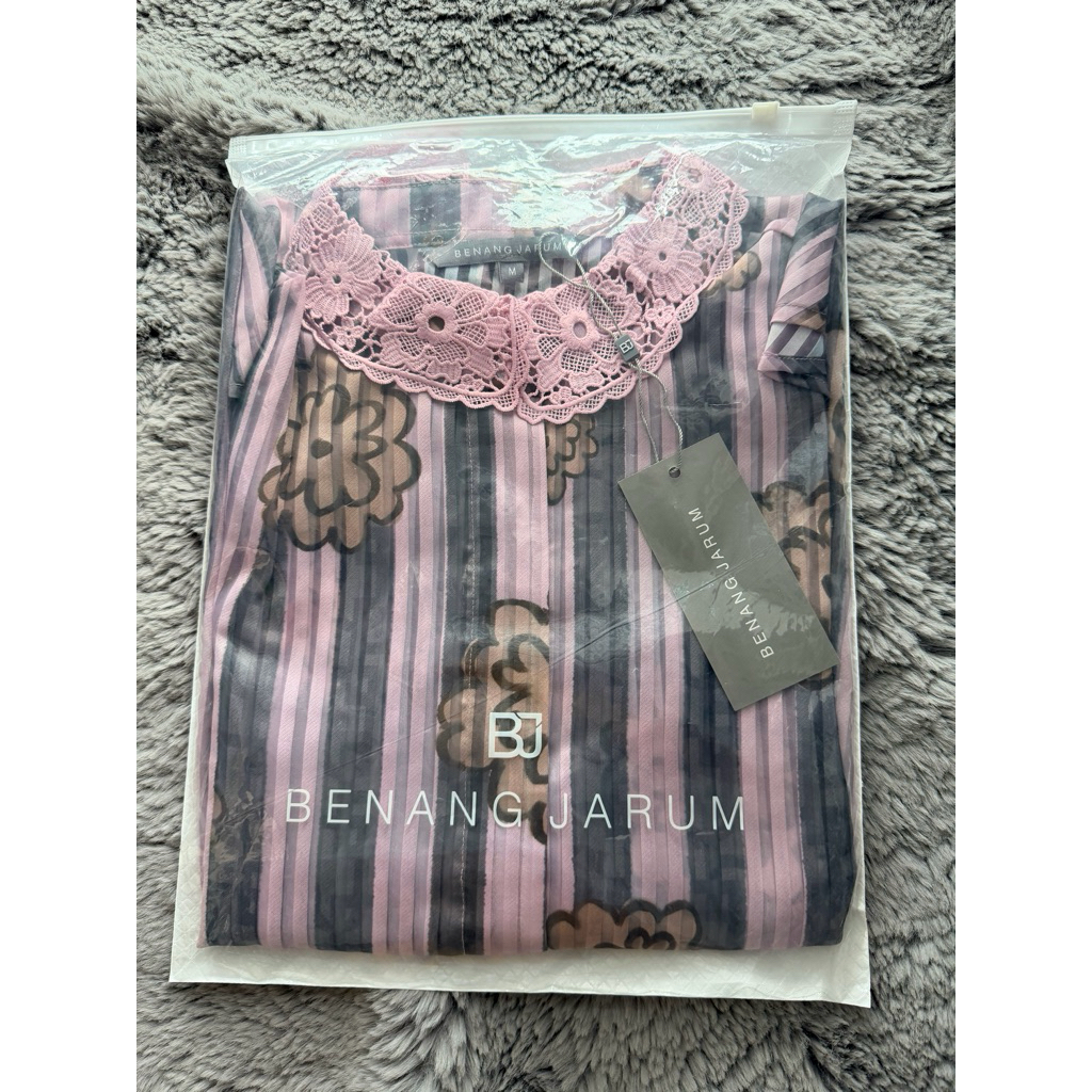 BENANG JARUM - Selena Lace Collar Shirt - Brunia size M