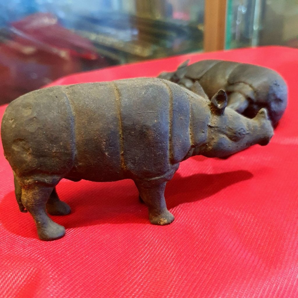 Patung Perunggu Kuno Badak Cula Nusantara