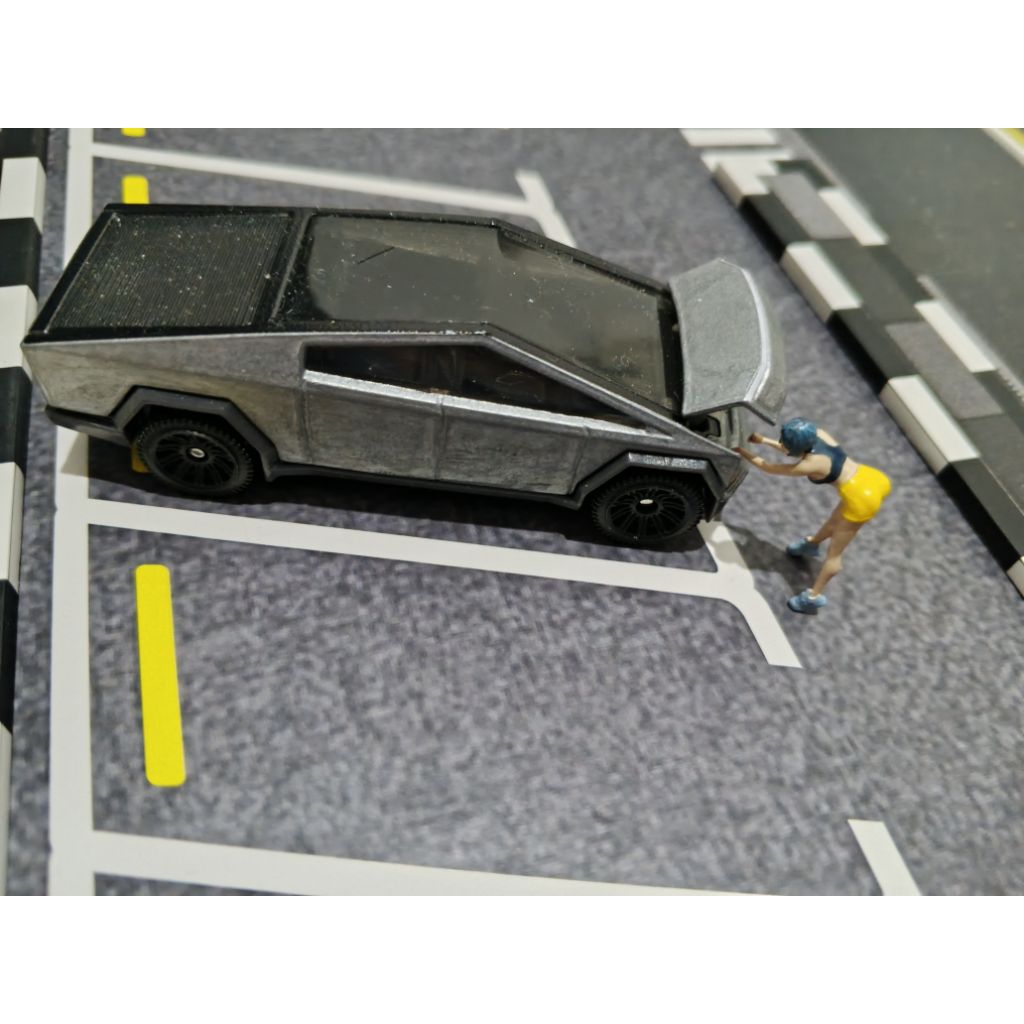 matchbox moving parts Tesla cyber truck + figure.