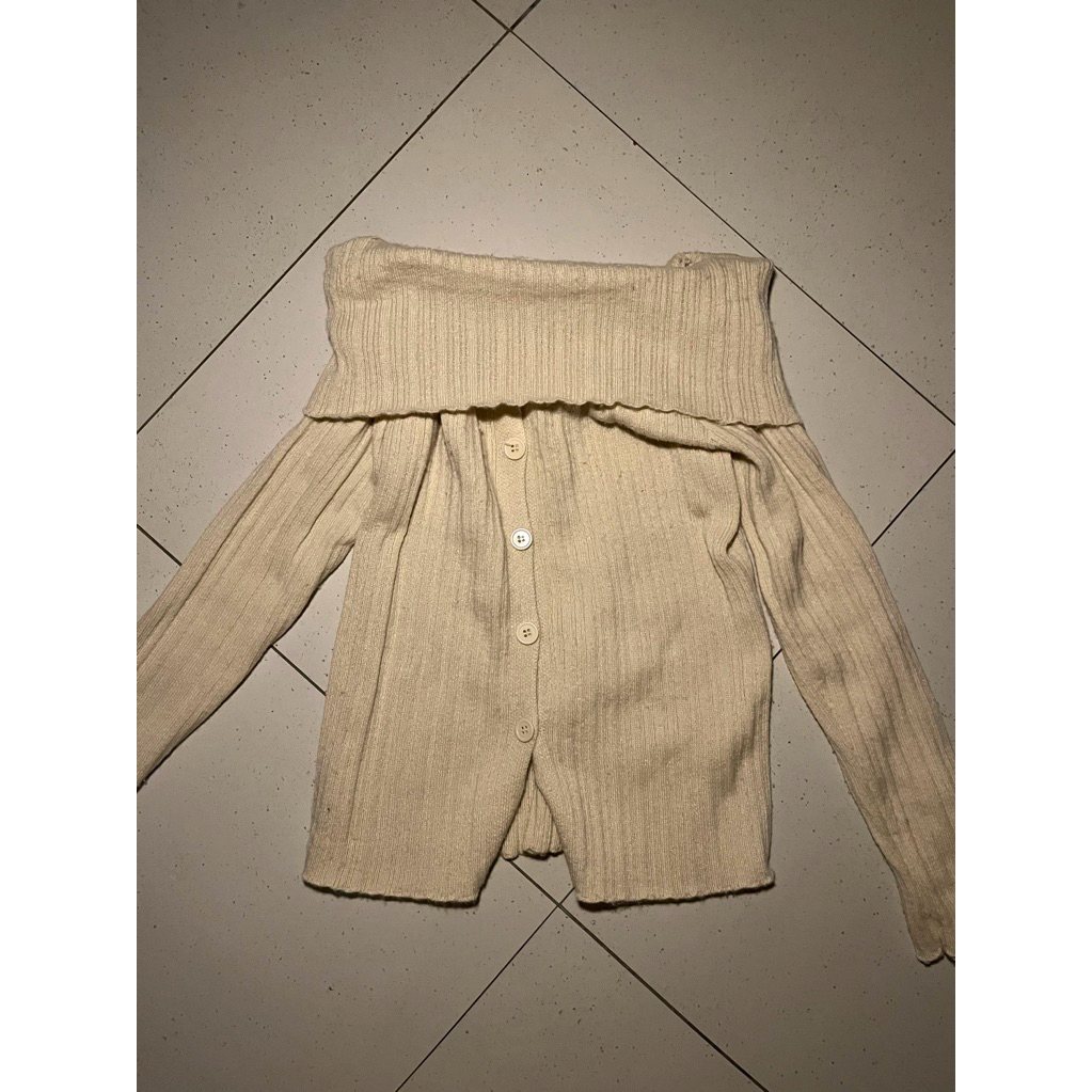 Knit button half shoulder cream