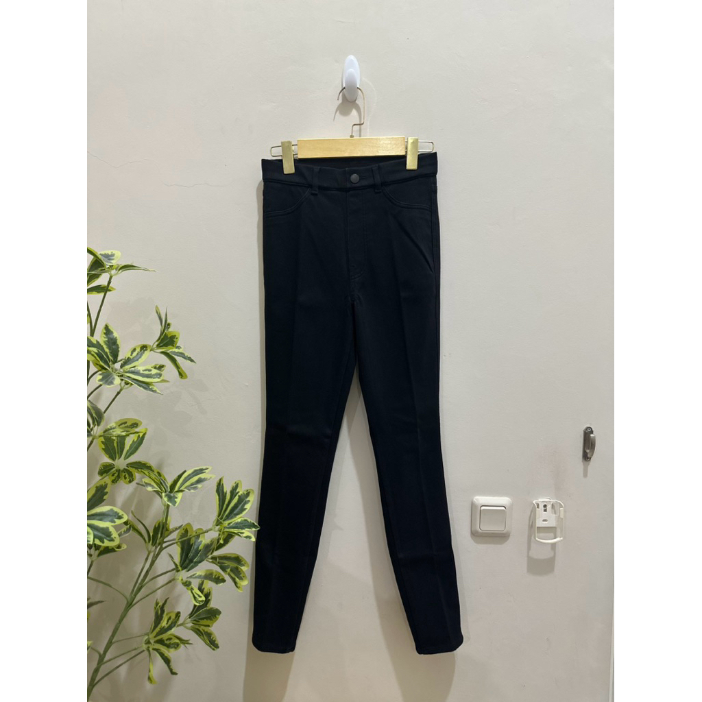 Celana Panjang Stretchy Uniqlo Heattech Original Preloved