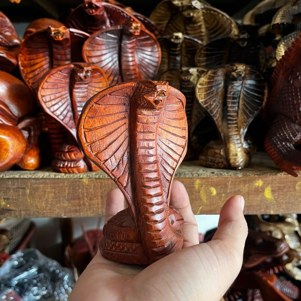 patung ular cobra dari kayu