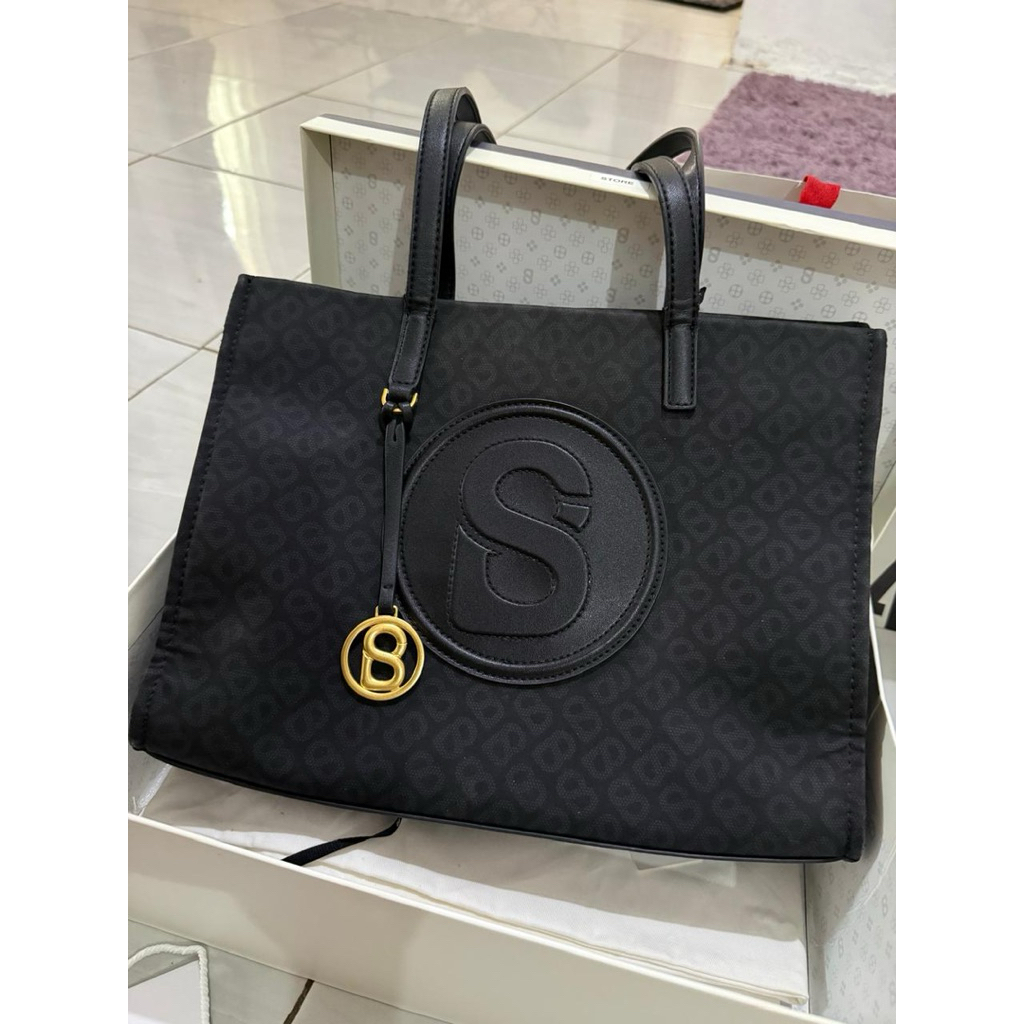 AALIYA TAPIS BLACK BUTTONSCARVER BAG PRELOVED