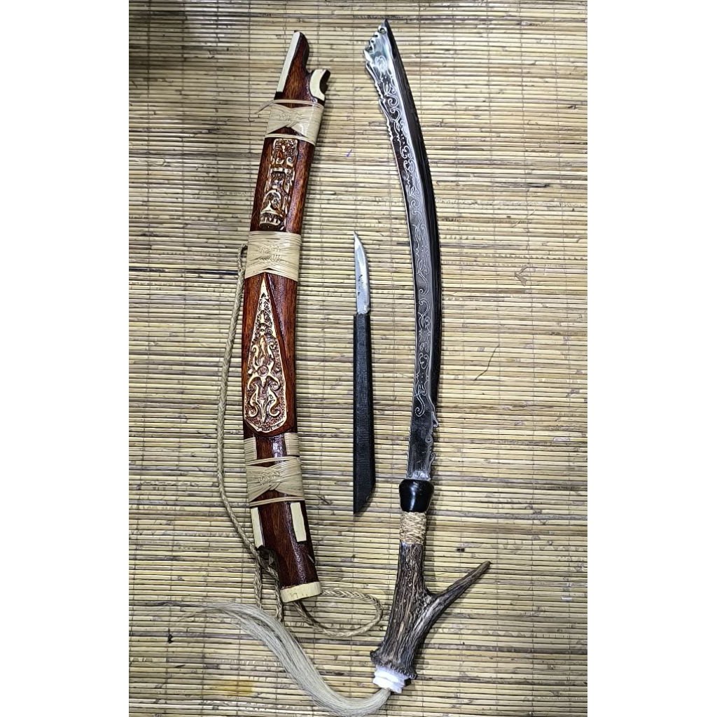 Mandau pusaka khas suku adat dayak borneo asli kalimantan | Gagang Tanduk Rusa