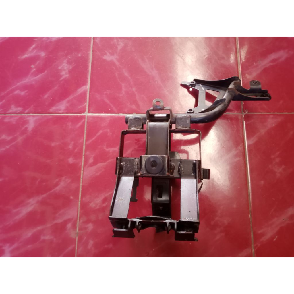 dudukan aki motor Honda Vario 125 old kzr original