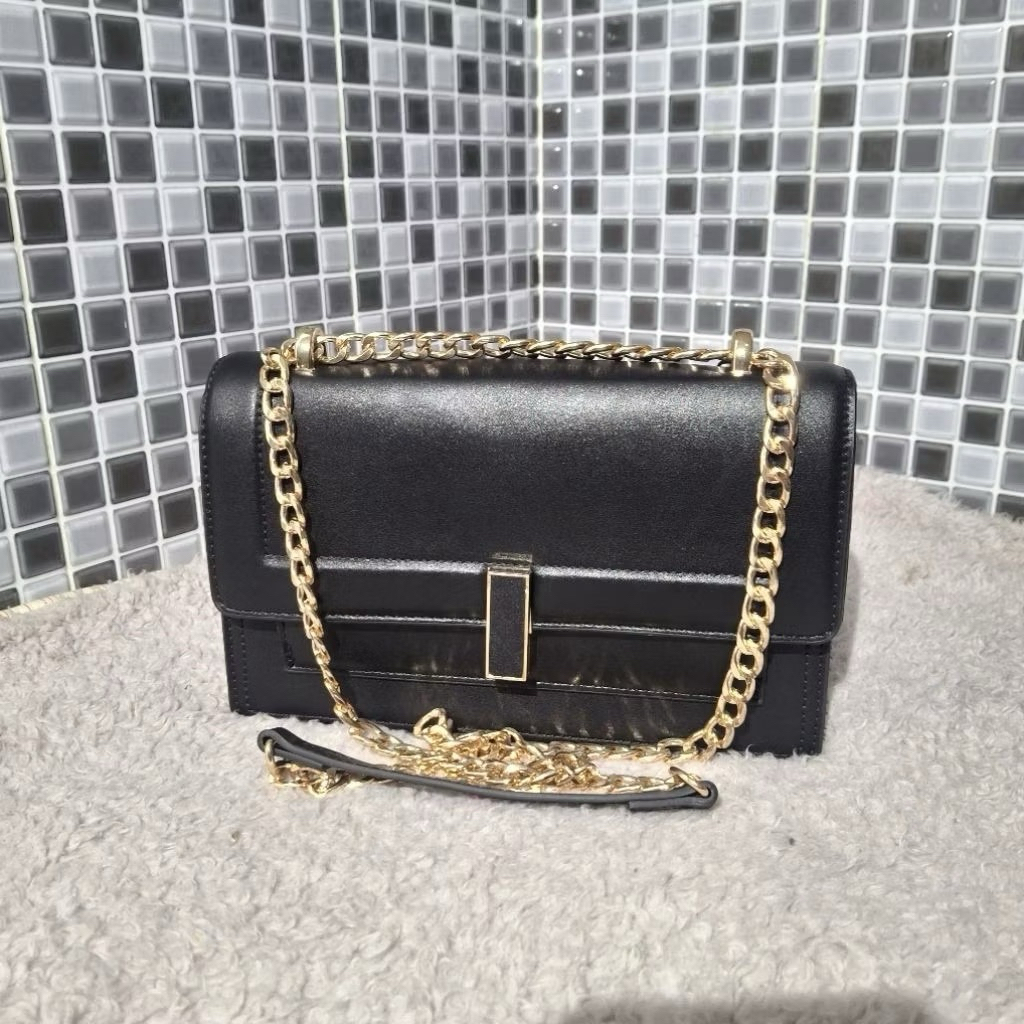 STRADIVARIUS TAS SLING BAG LOCK CHAIN SELEMPANG HITAM BARU ASLI ORIGINAL