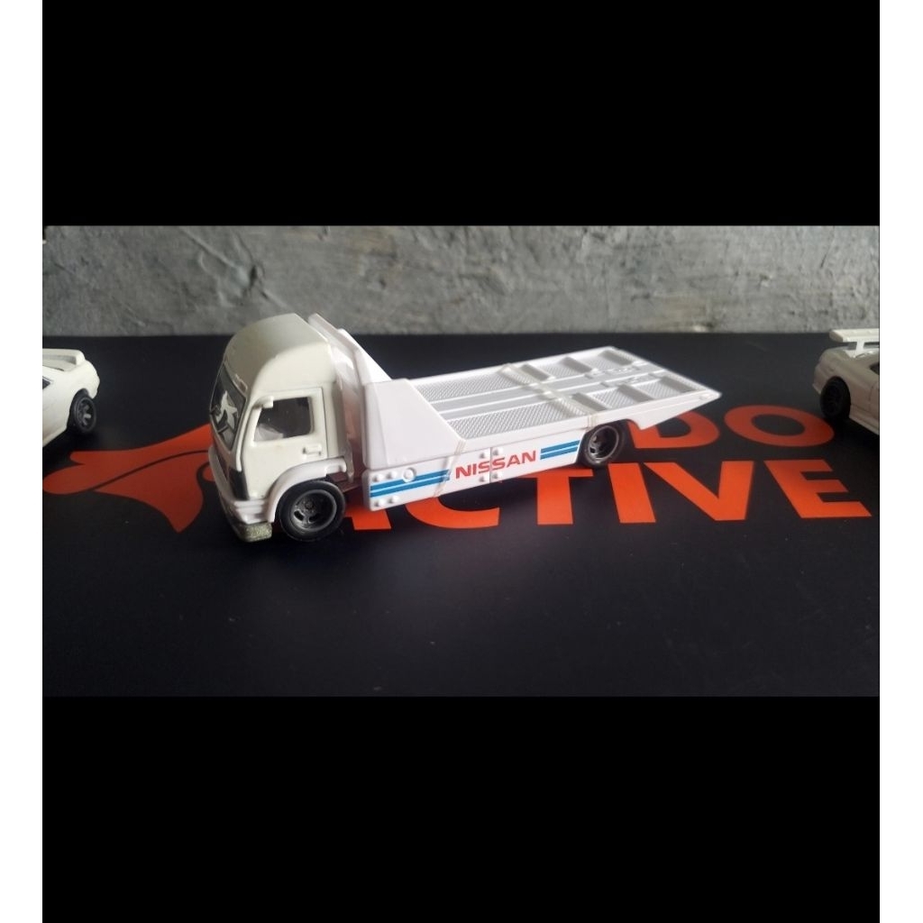 Hotwheels Premium Towing Nissan Skyline Putih