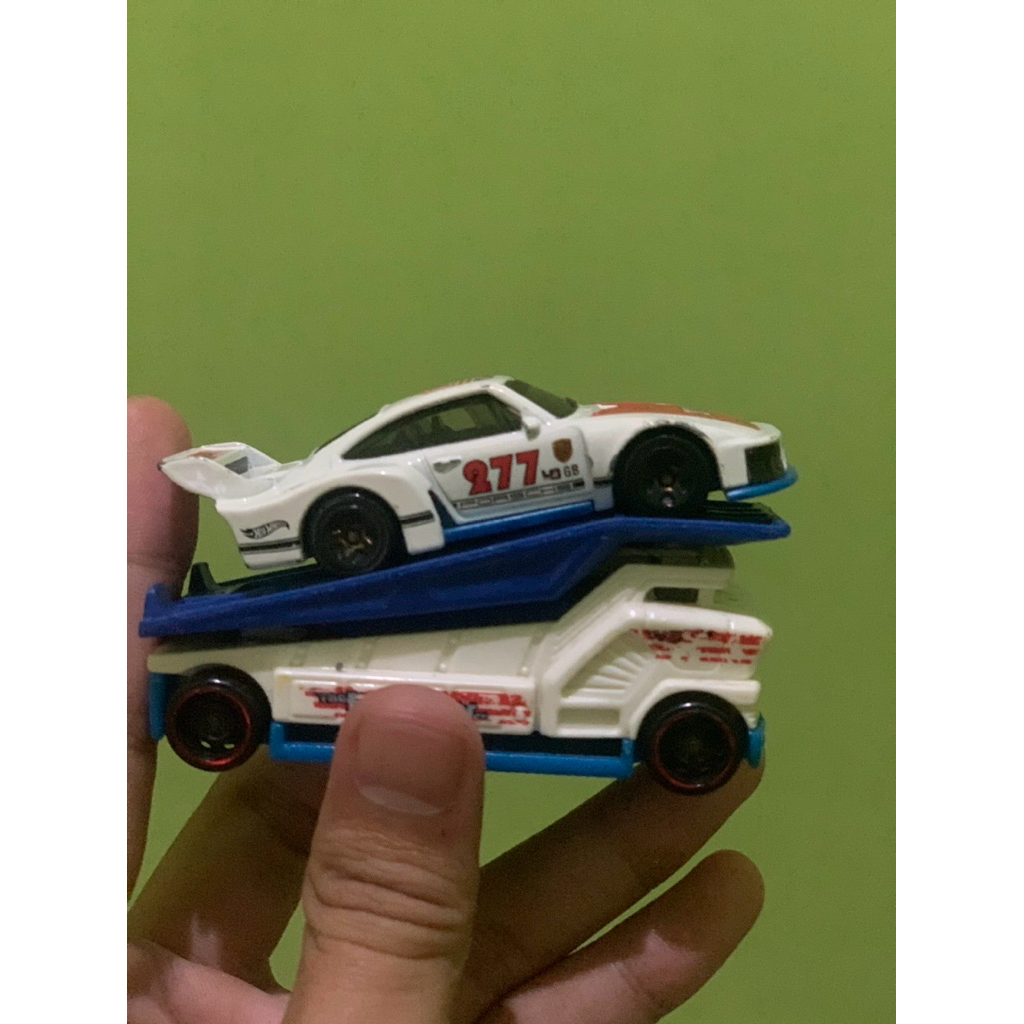 Hotswheels Porsche magnus walker 277 + Towing embrosse