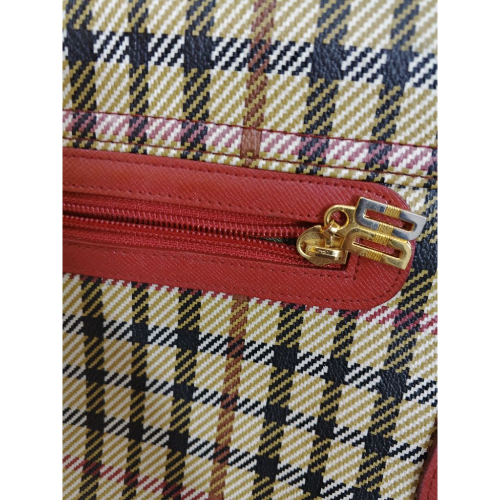 Tas Bahu DAKS Klasik Kotak Kotak Merah Dengan Trim Kulit Preloved