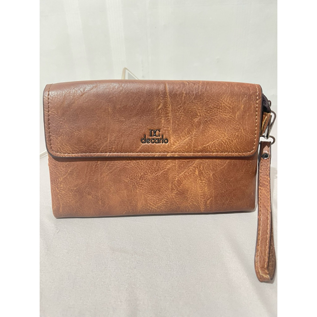 DOMPET CLUTCH DECARLO WARNA COKLAT MASIH BARU BELUM DI PAKAI ADA SEDIKIT MINUS
