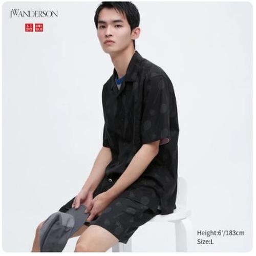 Kemeja UNIQLO ~ JW Anderson Kerah Terbuka Lengan Pendek, Warna Black, Ukuran M