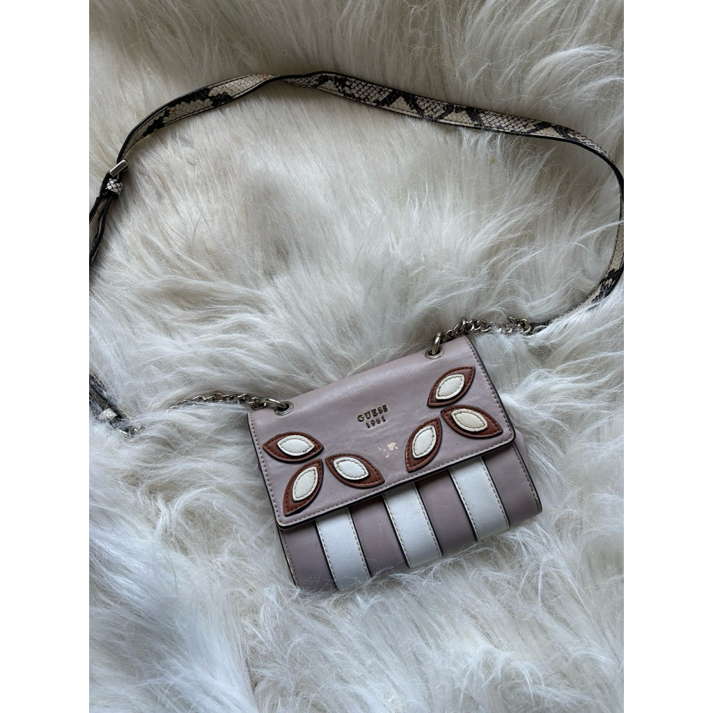 PRELOVED TAS GUESS SLINGBAG (MINUS KULIT NGELUPAS BANYAK)
