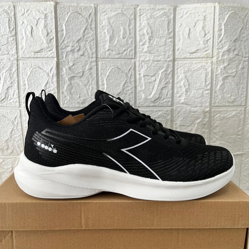 SEPATU DIADORA PRIA DIADORA MAGIO BLACK WHITE SNEAKER ORIGINAL SPORTY RUNNING COD ORIGINAL