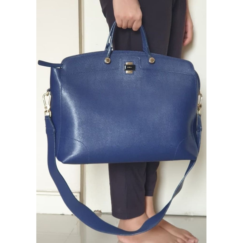Tas Furla Piper Large Dome Satchel Asli Warna Biru Navy – Elegan & Stylish untuk Kerja atau Sehari-h
