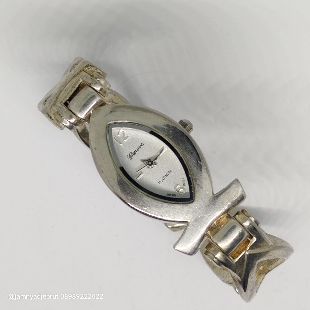 Jam Bangle Geneva Platinum 8172 Unique Shape Bekas
