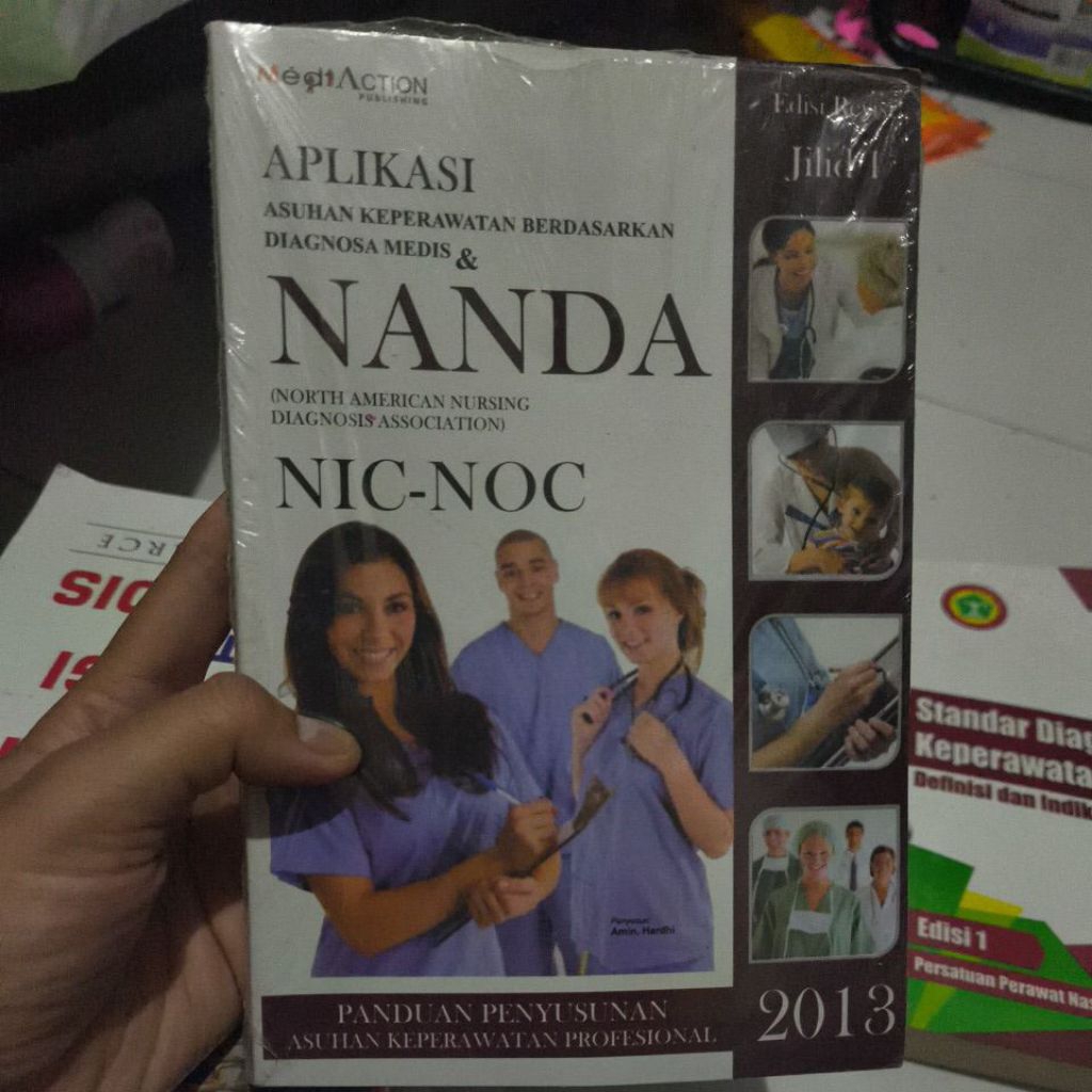 aplikasi asuhan keperawatan berdasarkan diagnosa medis & NANDA