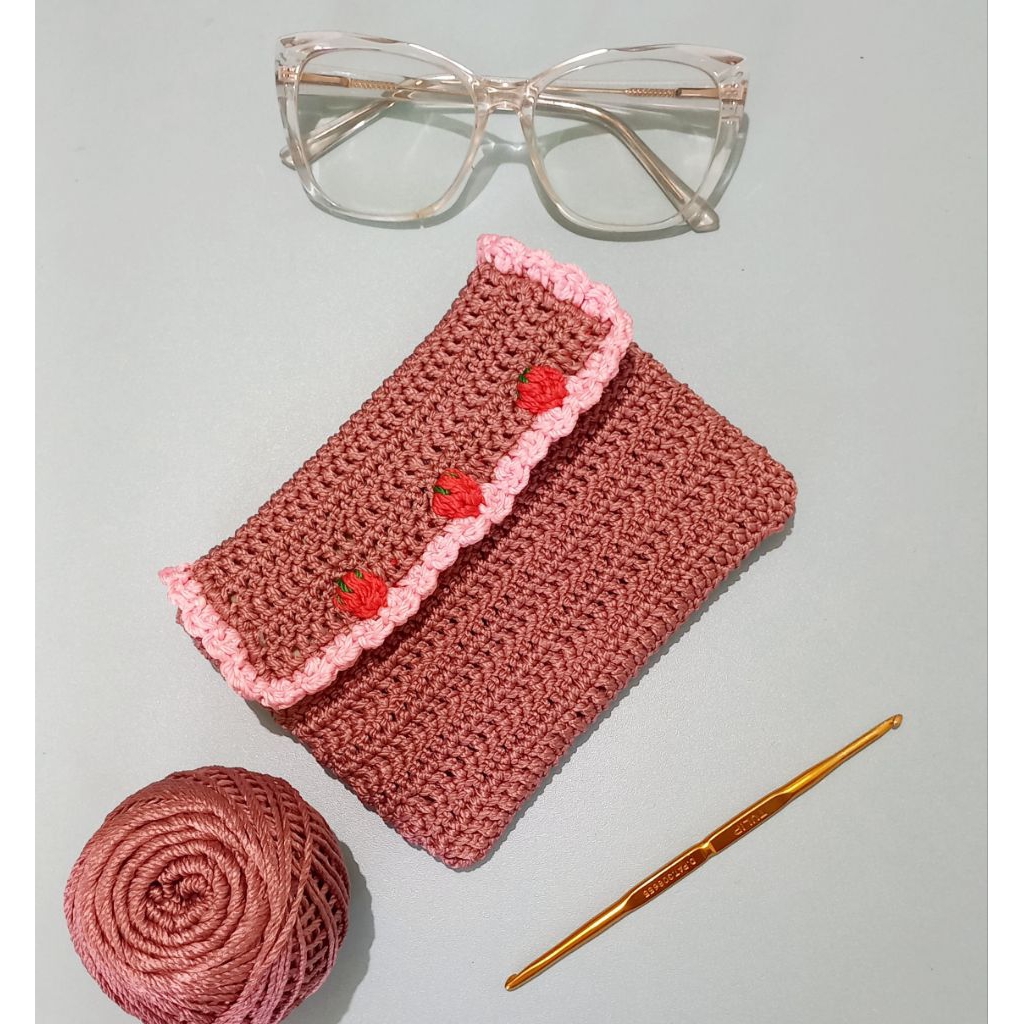 Dompet rajut strawberry