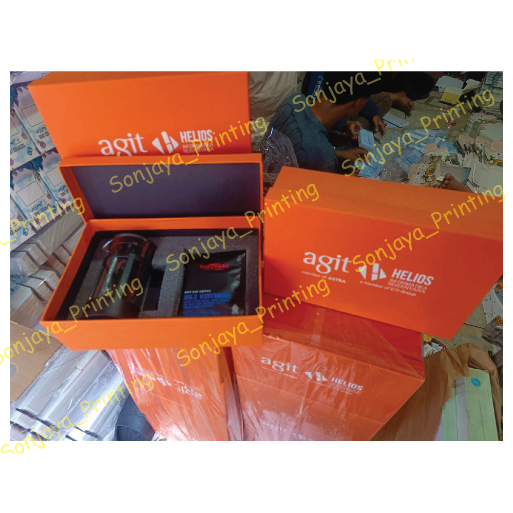 custom hardbox. kotak kado. kotak gift. kotak hampers. kotak ultah. termurah. design suka suka. busa