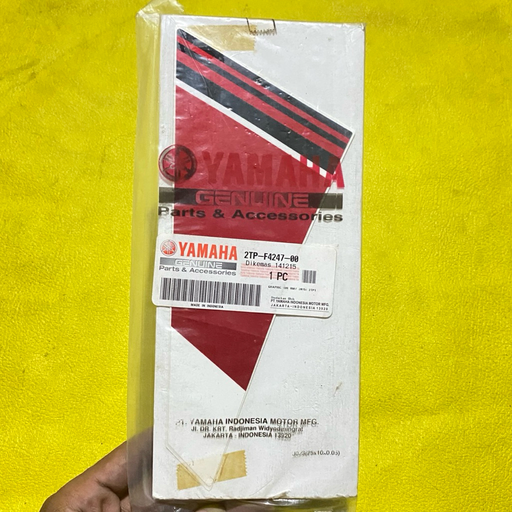 striping stiker Bagian sayap tangki kanan Yamaha Vixion NVA 2015 merah original YGP 2TP-F4247-00