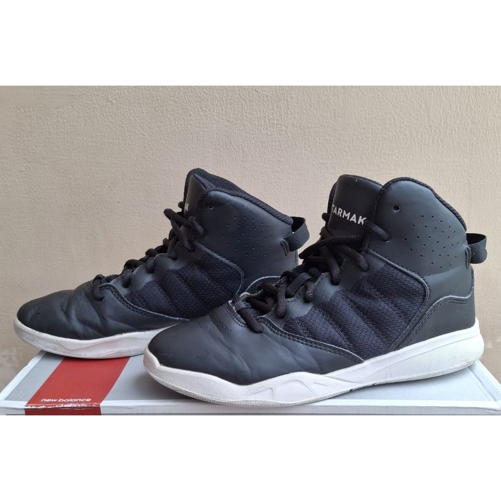 Sepatu Basket Sepatu Sekolah Anak Tarmak Decathlon sz 36 Original (Preloved)