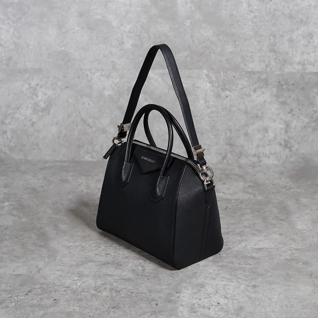 GIVENCHY Antigona Grained Leather Shoulder Bag in Black