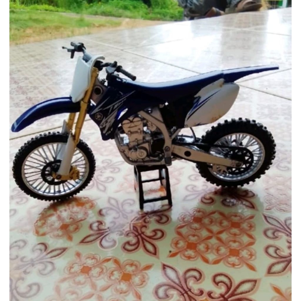 miniatur diecast dan koleksi motor trail yamaha yz 125 warna biru