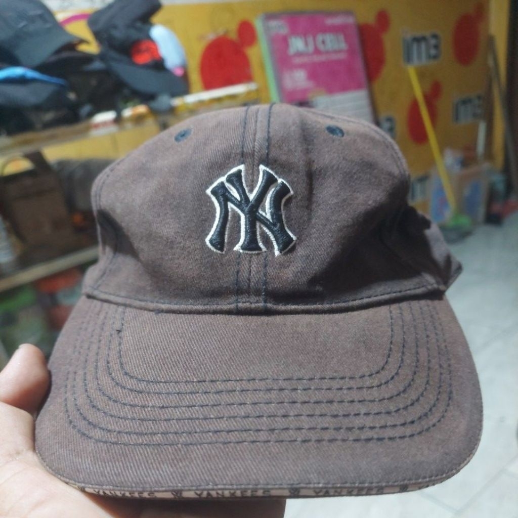 topi NY coklat