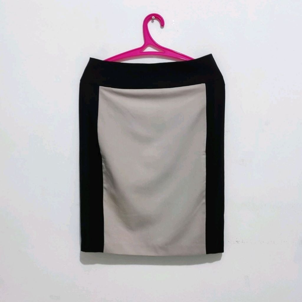 Rok wanita Executive skirt regular fit warna black khaki size M