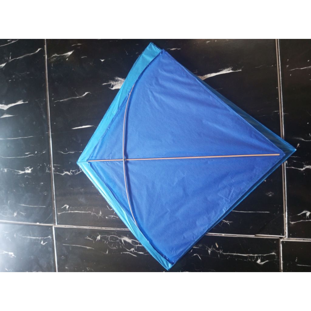 layangan seot mini ukuran sayap 50cm badan 41cm .harga per 20 pcs layangan bahan kertas tisu warna b