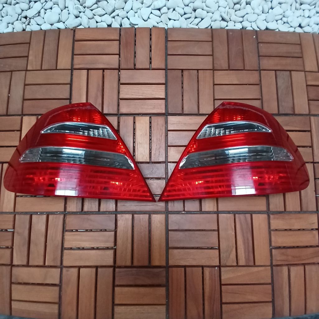 Lampu belakang w211 mercedes benz