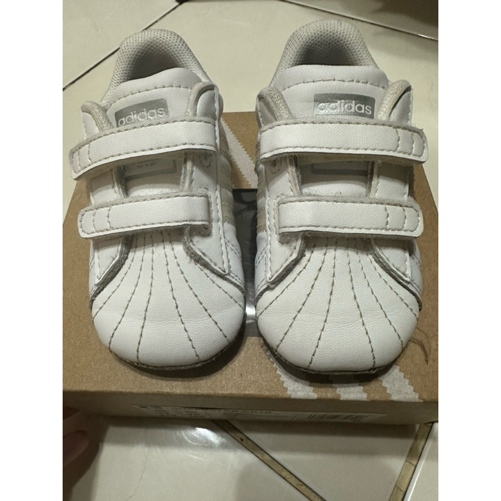 preloved sepatu Adidas baby bayi Originals White and silver Superstar Crib Trainers like new 3k 12cm
