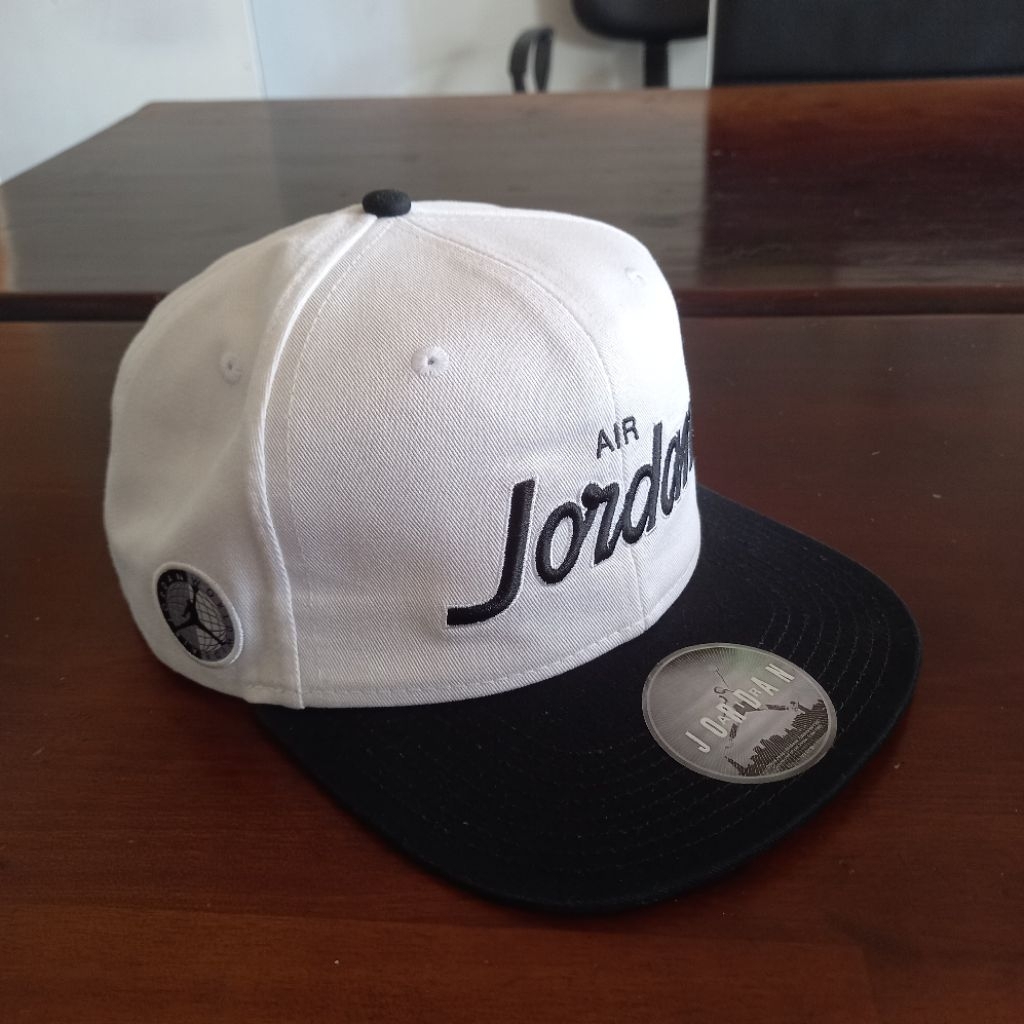 topi air jordan warna hitam putih