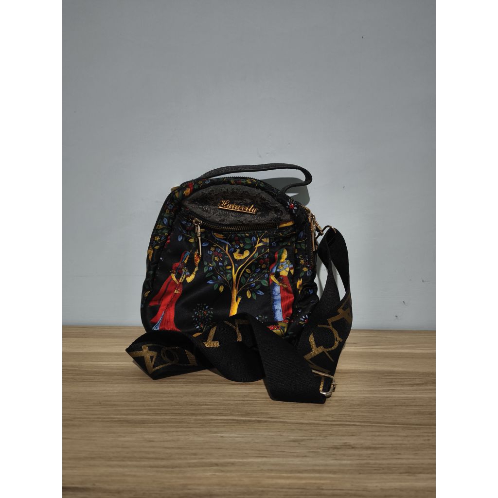 Preloved Tas selempang Wanita Motif Chibao Huiweitu