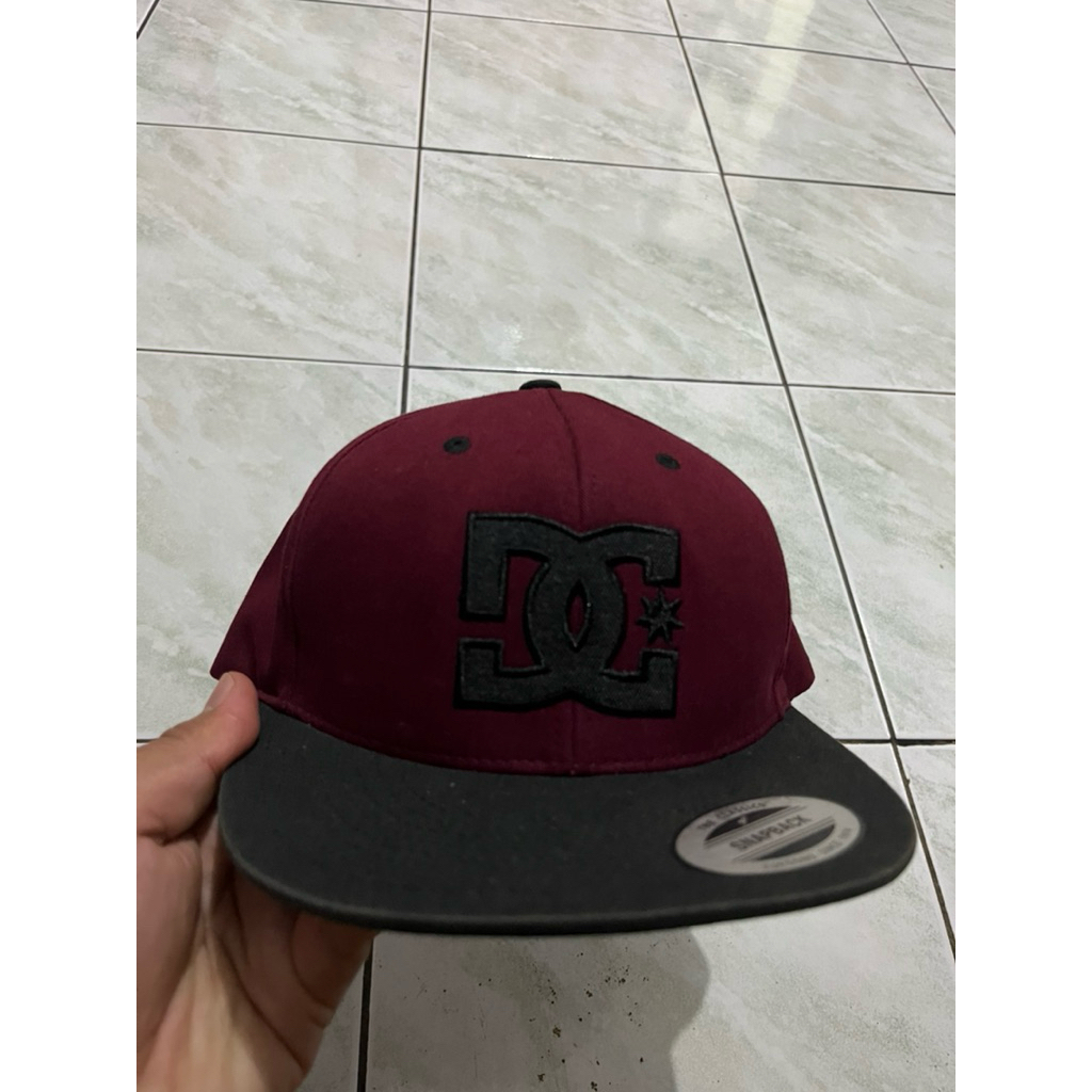 topi snapback DC shoes